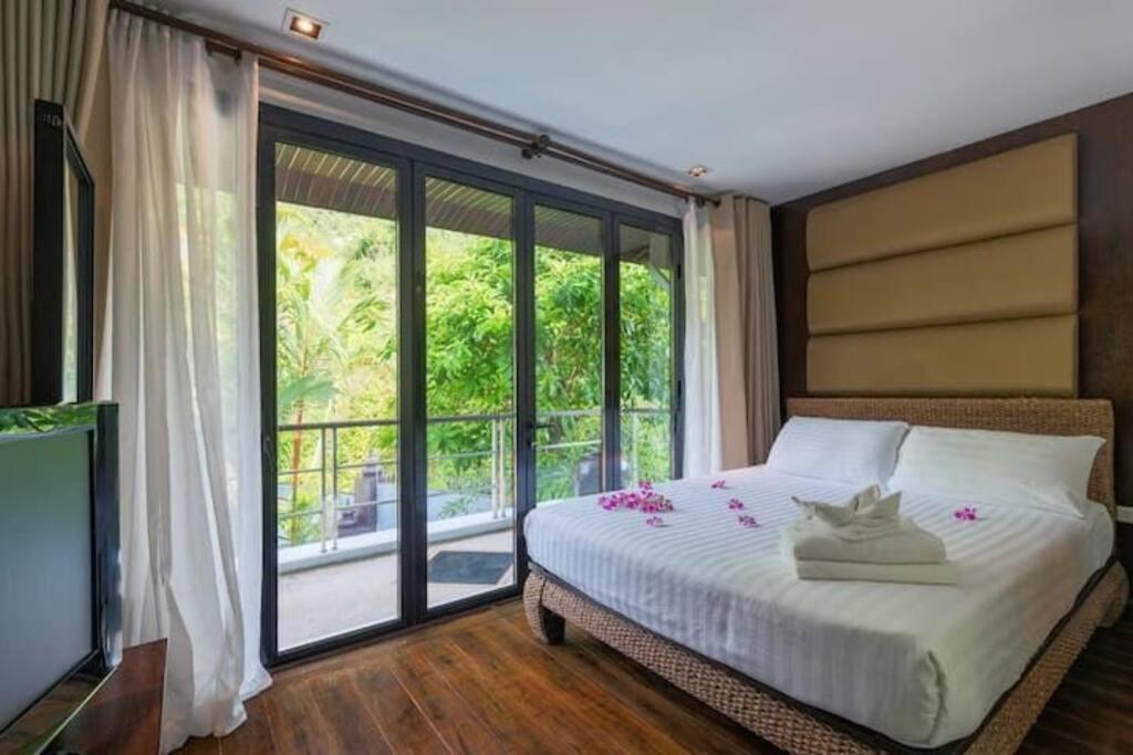Seaview Villa芭东一线海景豪华6卧别墅 3晚免费接机 女佣管家服务 早餐 Biệt thự